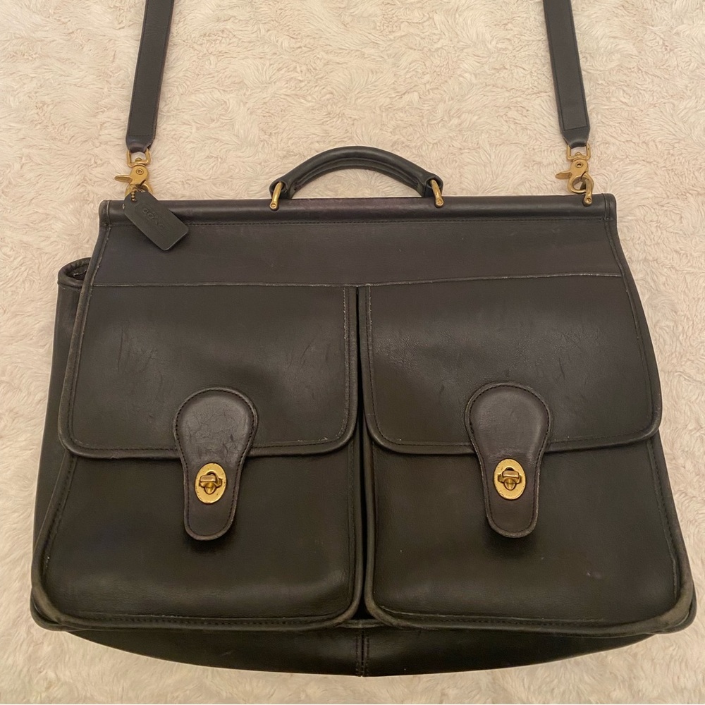 A coach brief case or a work bag! It’s a fabulous bag 💥 CLASSIC